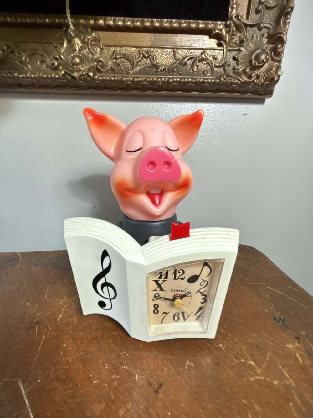 Sunko Vintage Singing Pig Music Desk Quartz Clock with Book and Treble Clef
